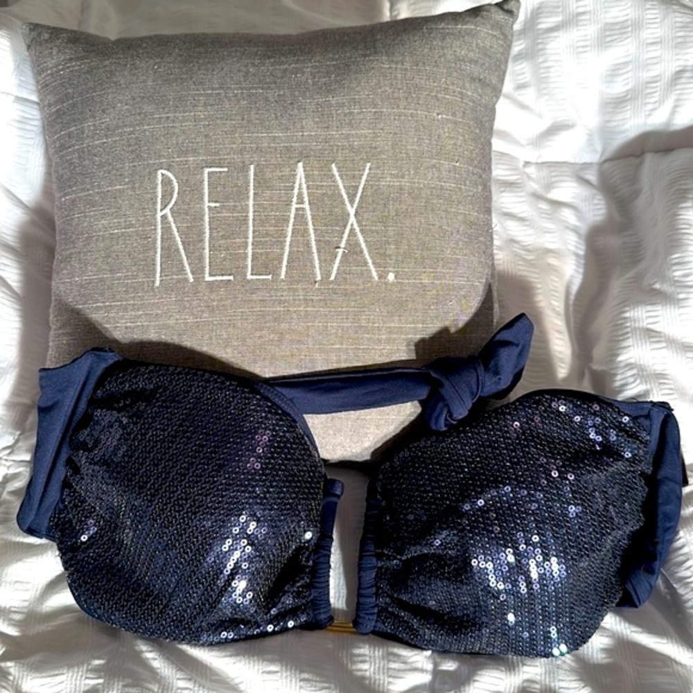 ⬇️❤️‍🔥Vince Camuto Gorgeous blue sequence bandeau bikini top Superior quality